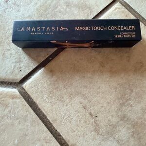 Anastasia Beverly Hills Magic Touch Concealer - Black and Gold